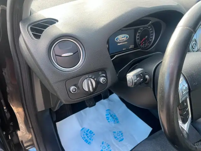 Ford Mondeo view 14