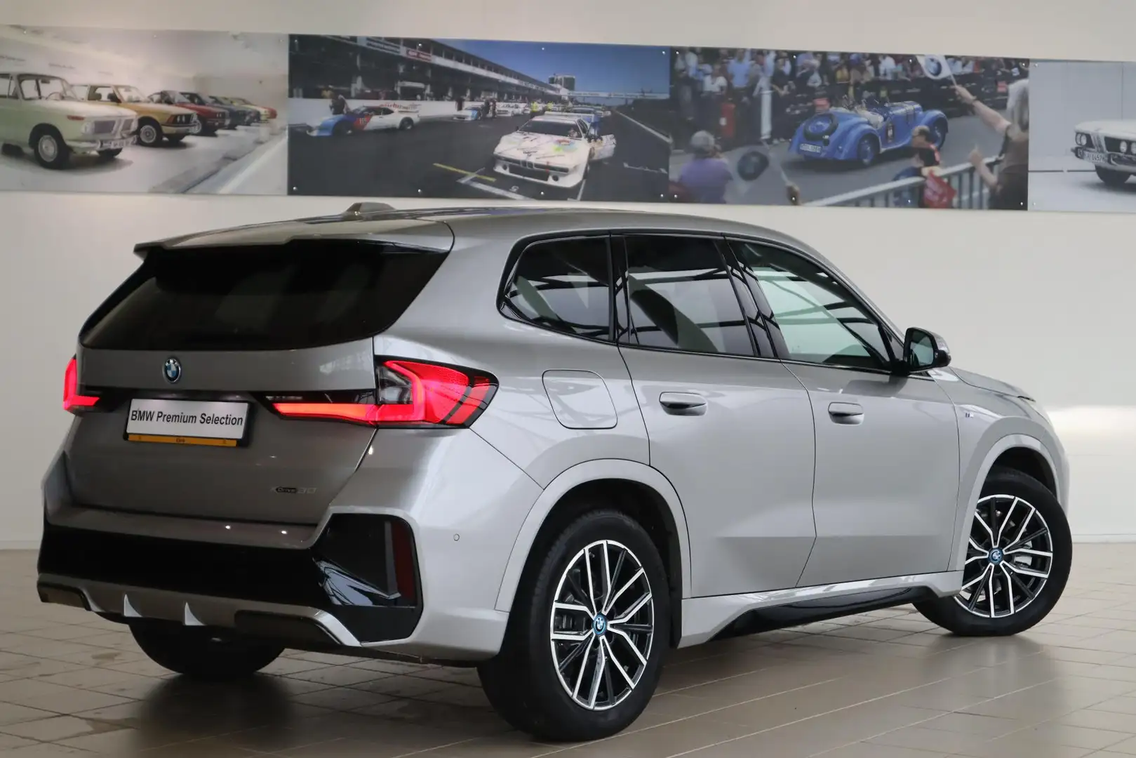 BMW iX1 xDrive30 M Sportpakket | Innovation Pack | Travel Grijs - 2