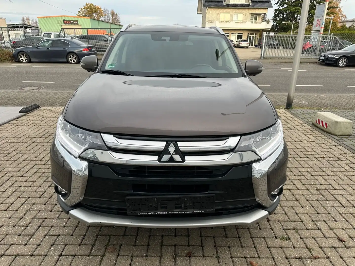 Mitsubishi Outlander Top 4WD Navi Leder Xenon Voll 7 Sitze Braun - 1