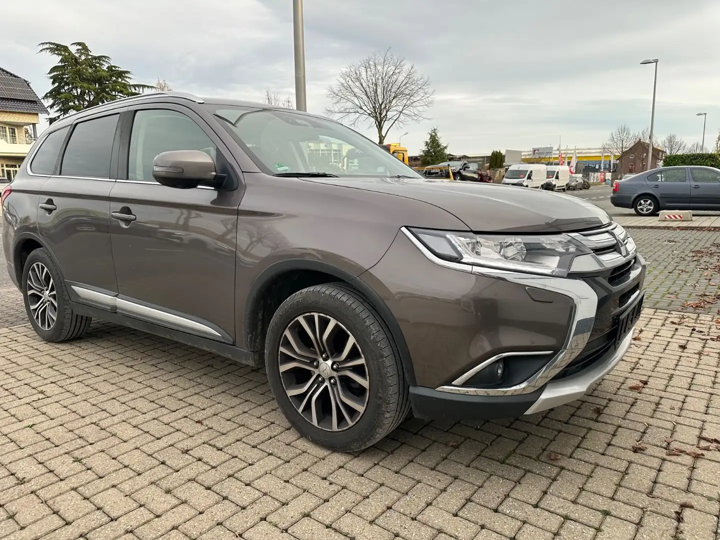 Mitsubishi Outlander Top 4WD Navi Leder Xenon Voll 7 Sitze Braun - 2