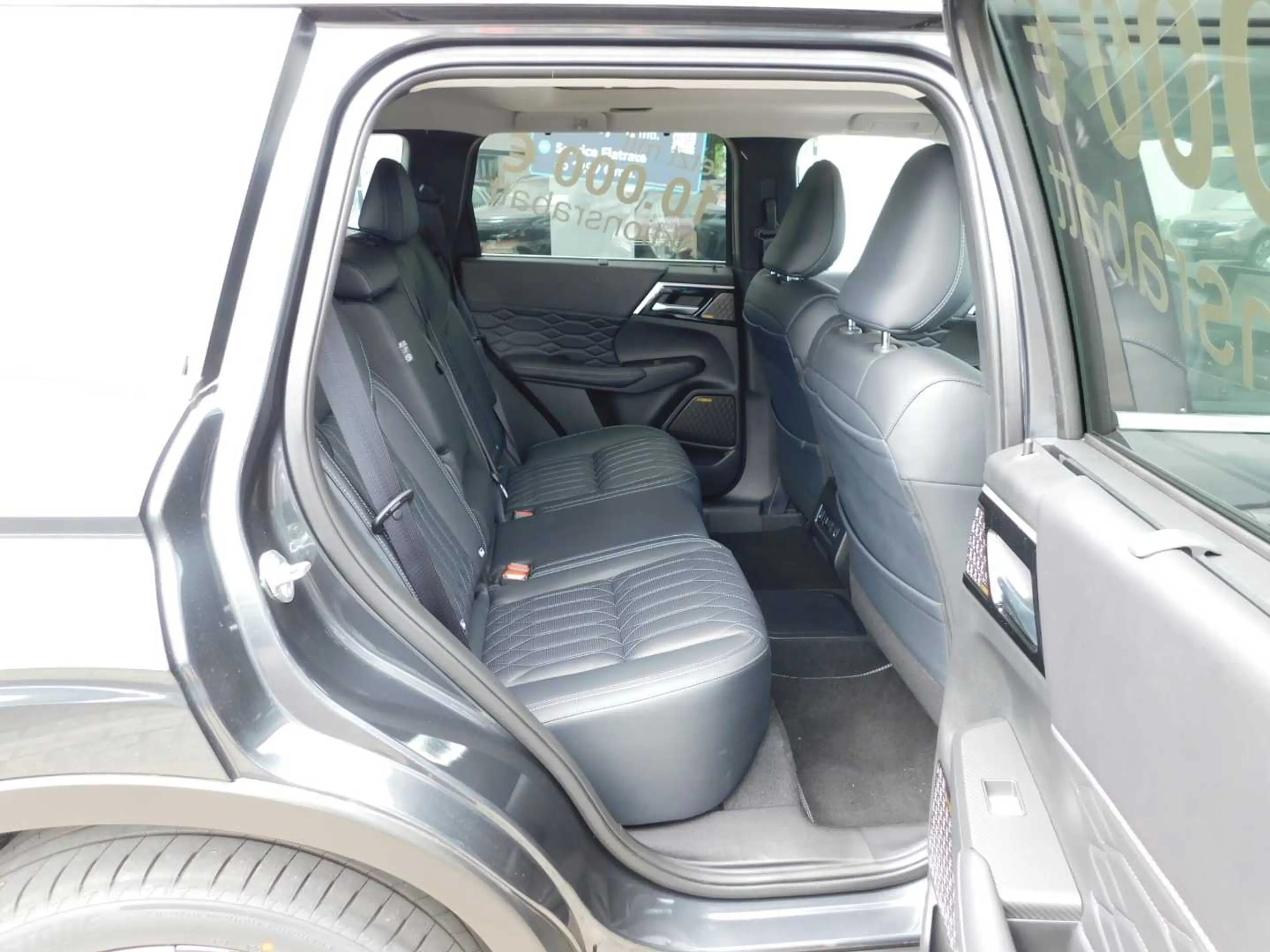 Mitsubishi Outlander 2.4L PHEV TOP 2-Farb — photo 14