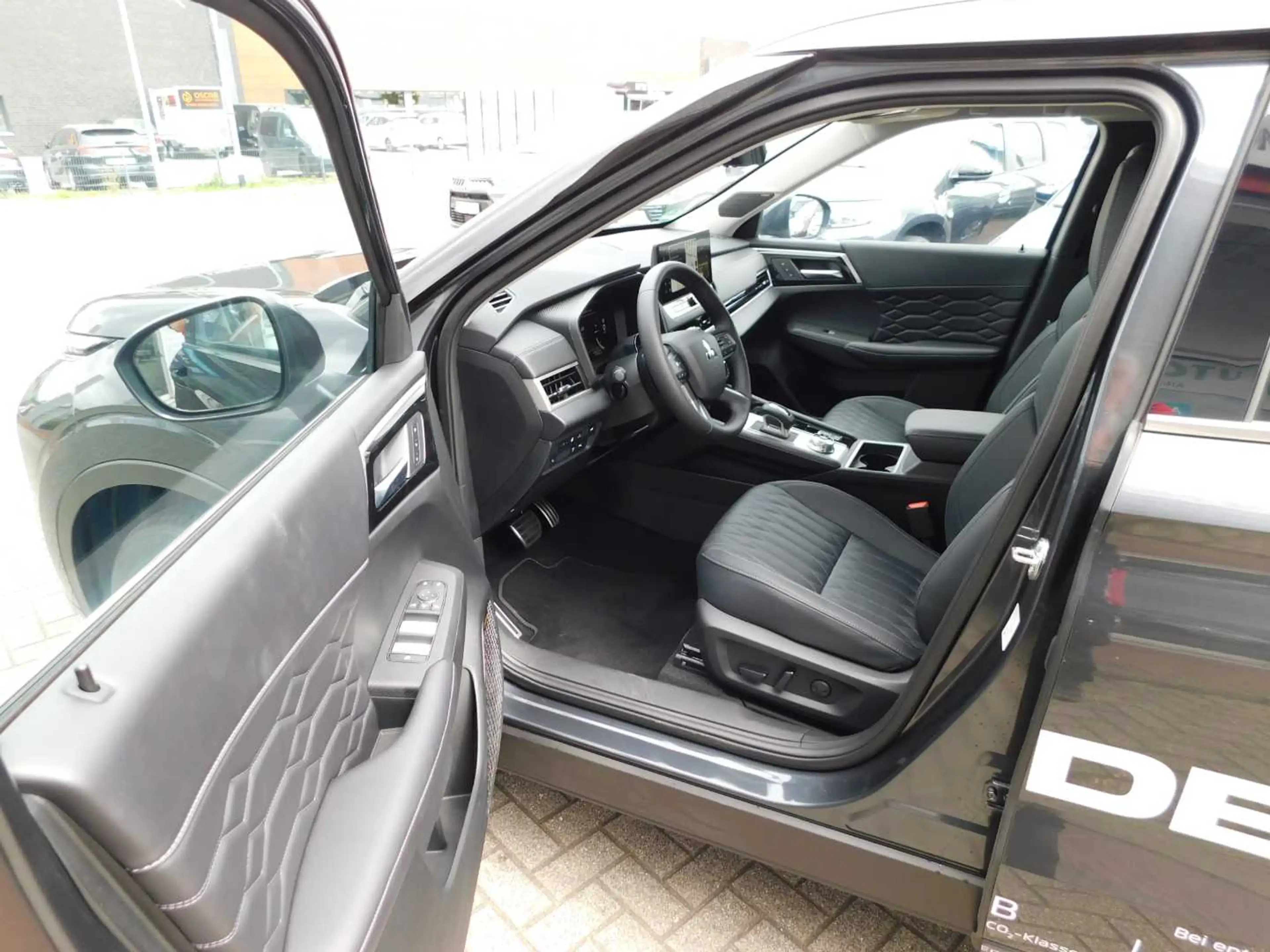 Mitsubishi Outlander 2.4L PHEV TOP 2-Farb — photo 7