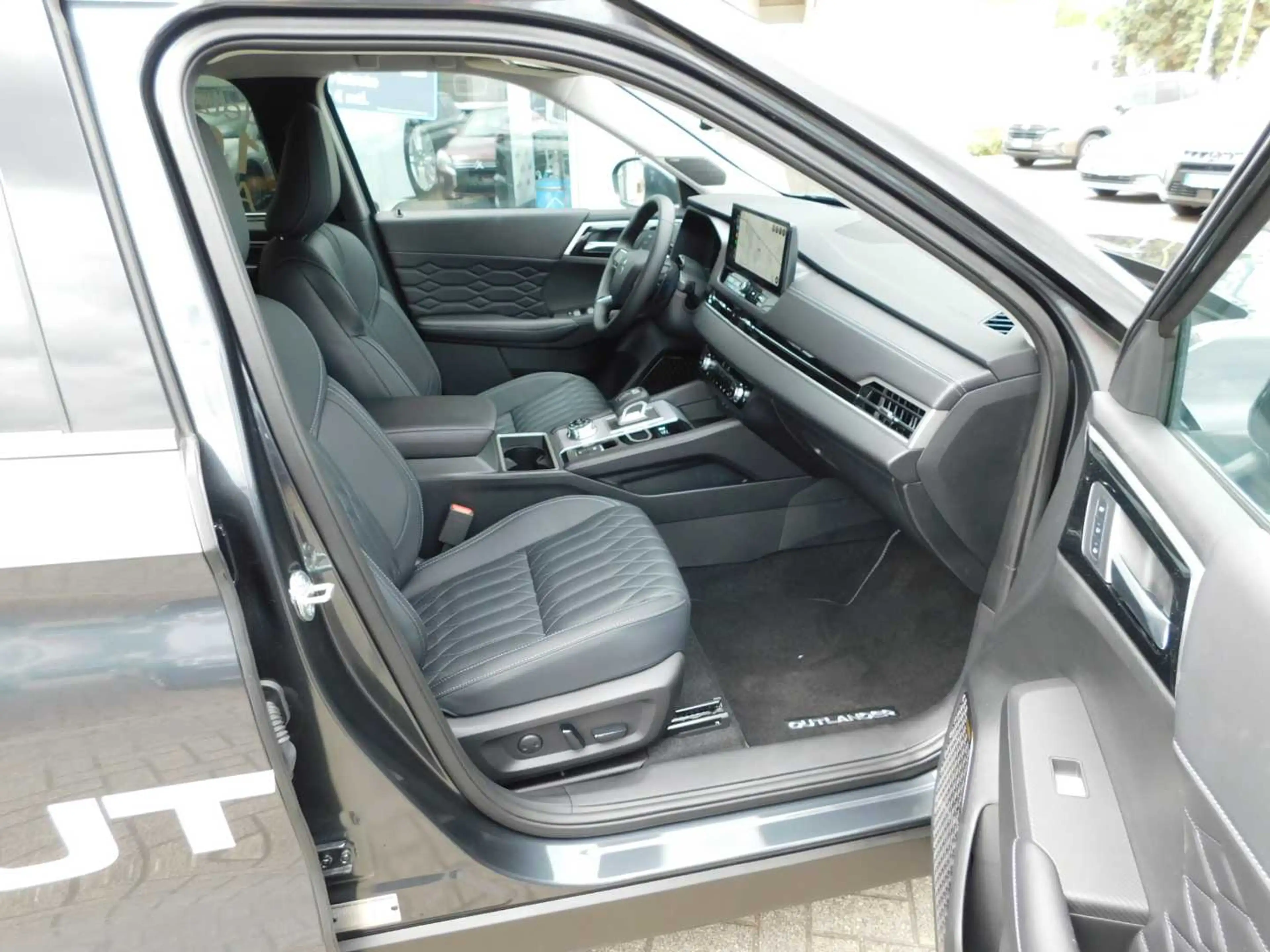 Mitsubishi Outlander 2.4L PHEV TOP 2-Farb — photo 15