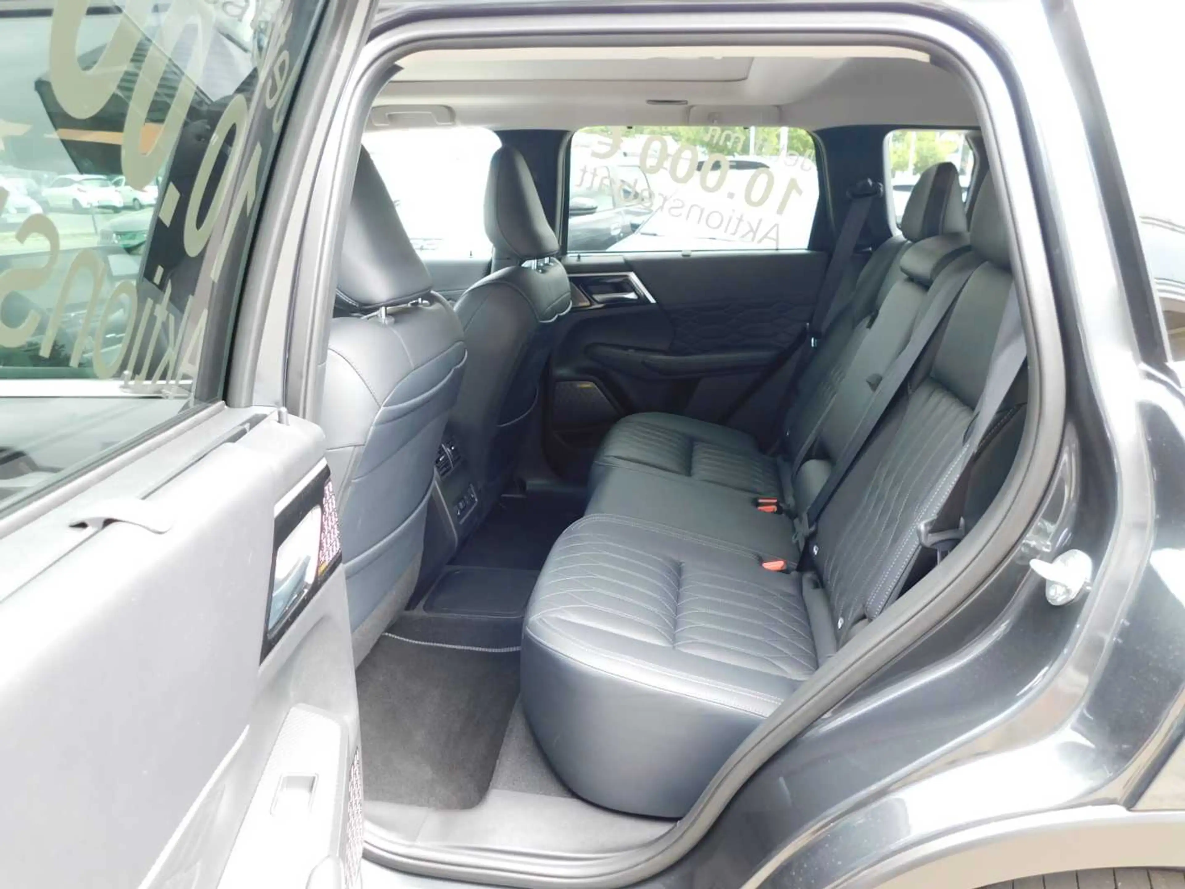 Mitsubishi Outlander 2.4L PHEV TOP 2-Farb — photo 12
