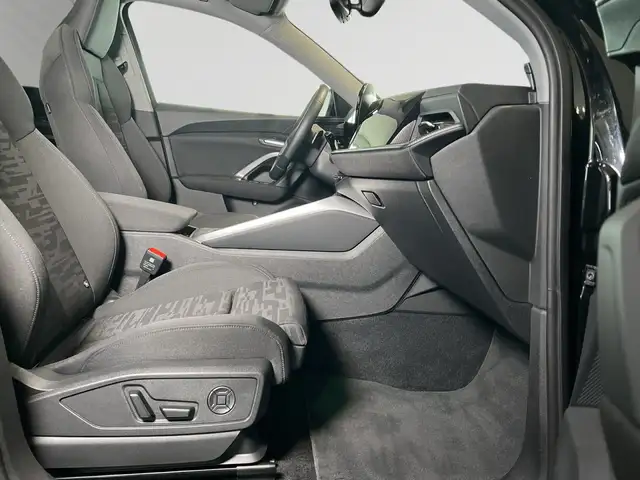 Audi Q5 view 11