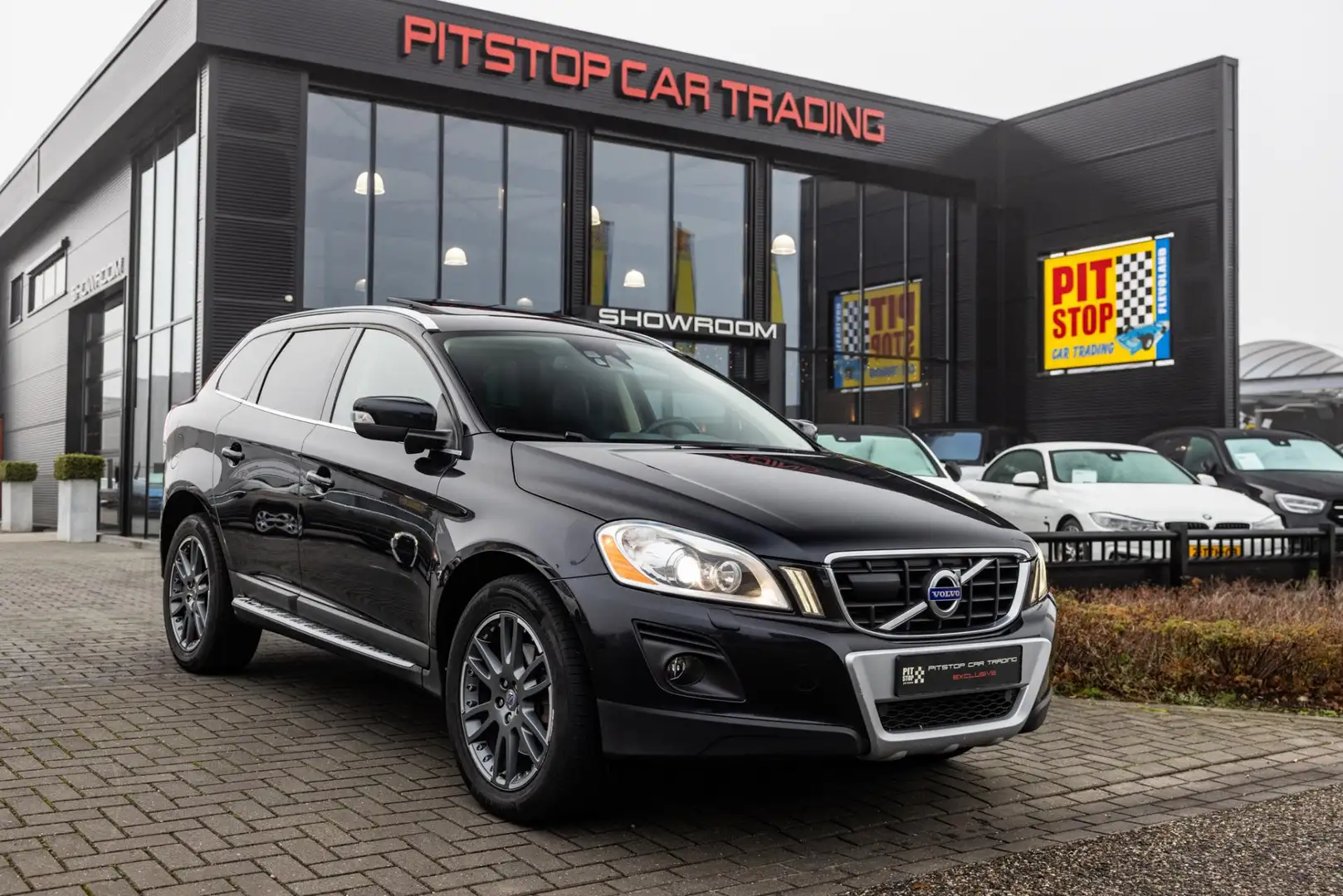 Volvo XC60 3.0 T6 AWD Summum, ACC, Pano, Memory, Youngtimer! Schwarz - 1