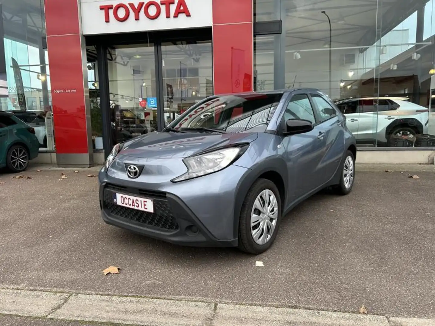 Toyota Aygo X play Gris - 1