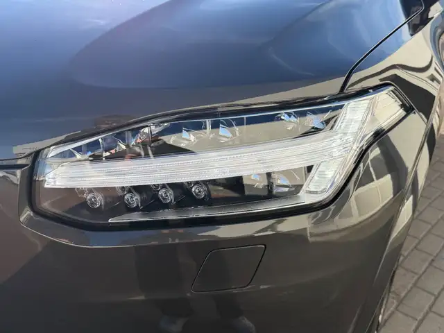 Volvo XC90 view 3