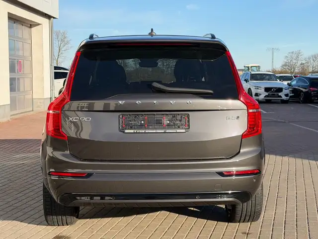 Volvo XC90 view 8
