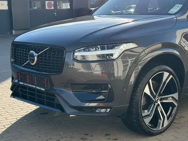 Volvo XC90 view 2
