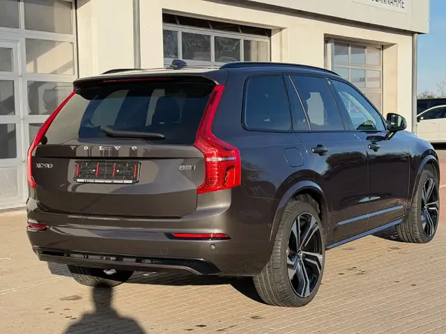 Volvo XC90 view 9