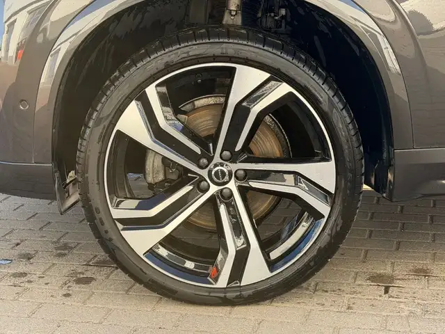 Volvo XC90 view 4