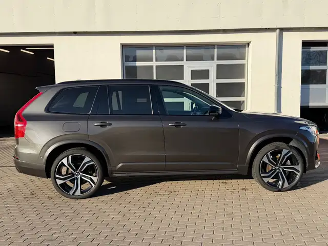 Volvo XC90 view 10