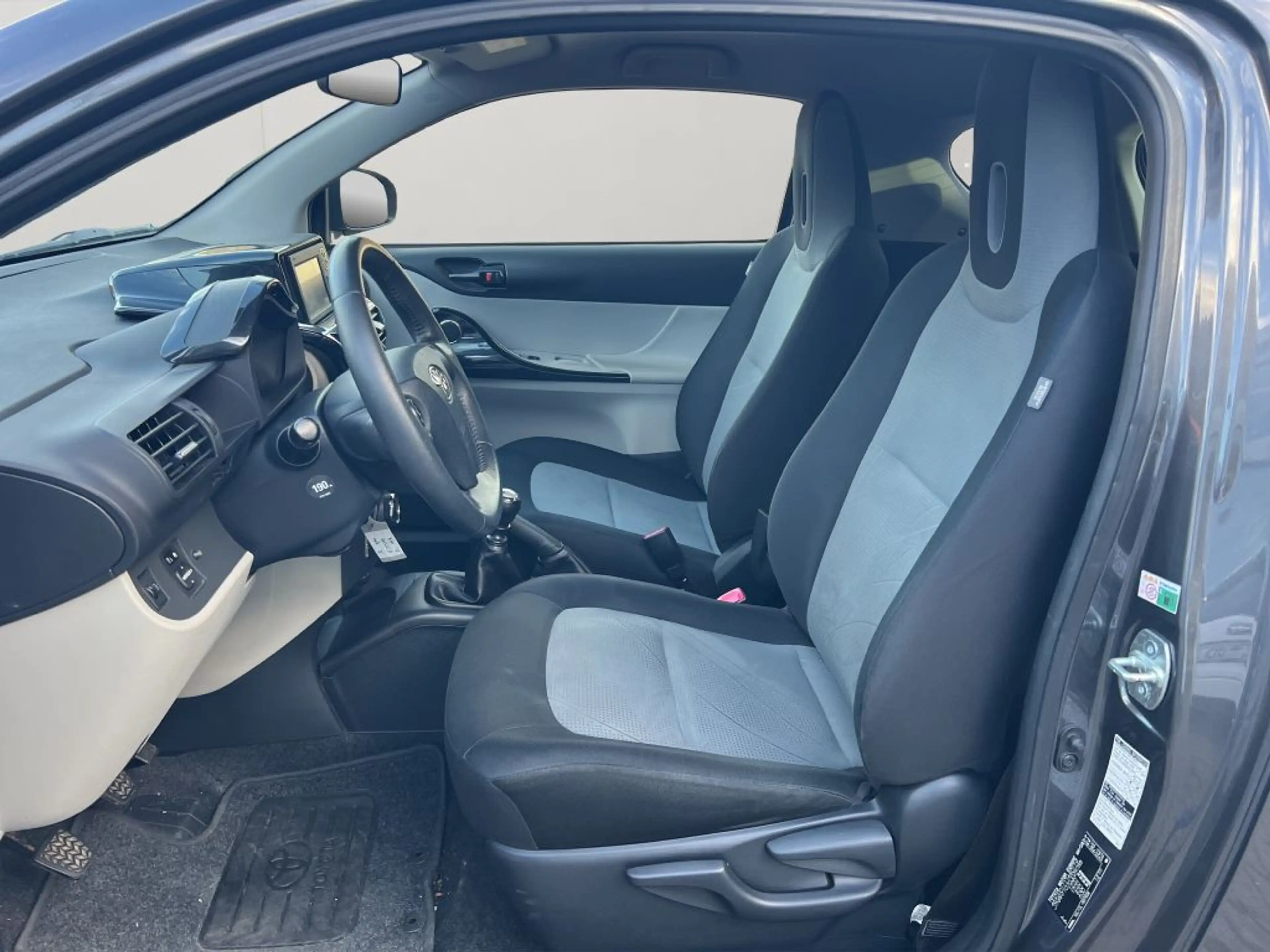 Toyota iQ 1.33 — photo 10