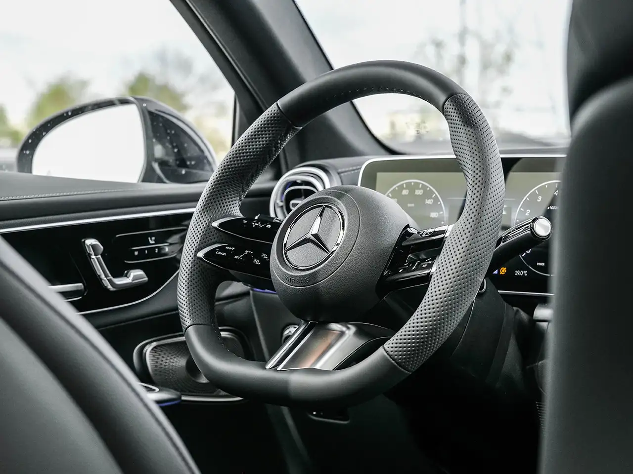 Mercedes-Benz GLC снимка Mercedes-Benz GLC