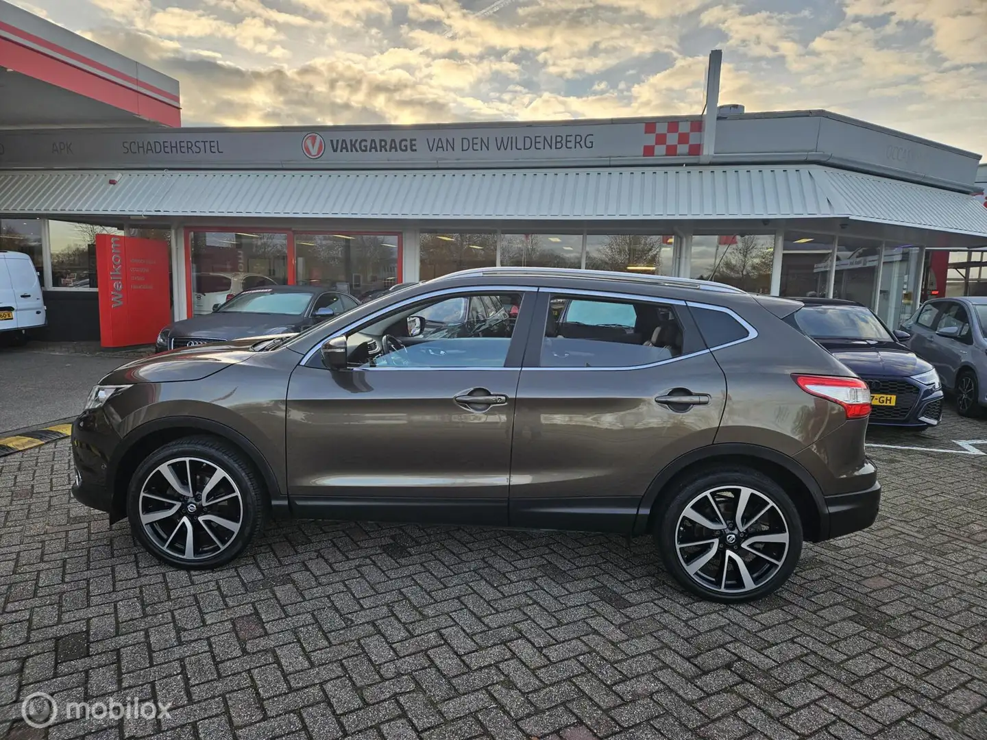 Nissan Qashqai 1.2 Premier Edition Brun - 2