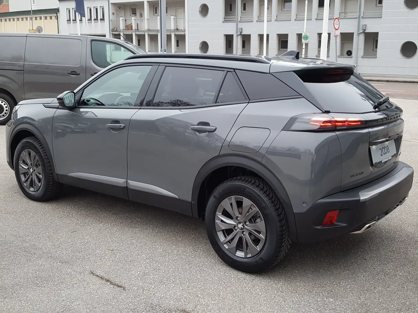 Peugeot 2008 Hybrid 136 e-DCS6 Allure Grau - 2
