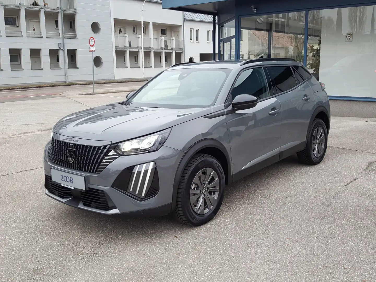 Peugeot 2008 Hybrid 136 e-DCS6 Allure Grau - 1