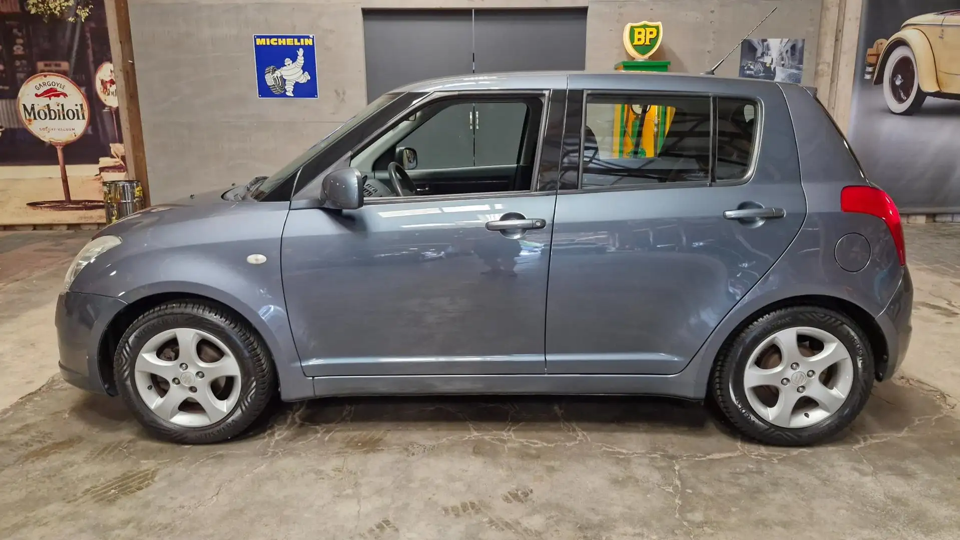 Suzuki Swift 1.3 GA 93PK | Rijklaarprijs | Airco | LMV Grau - 2