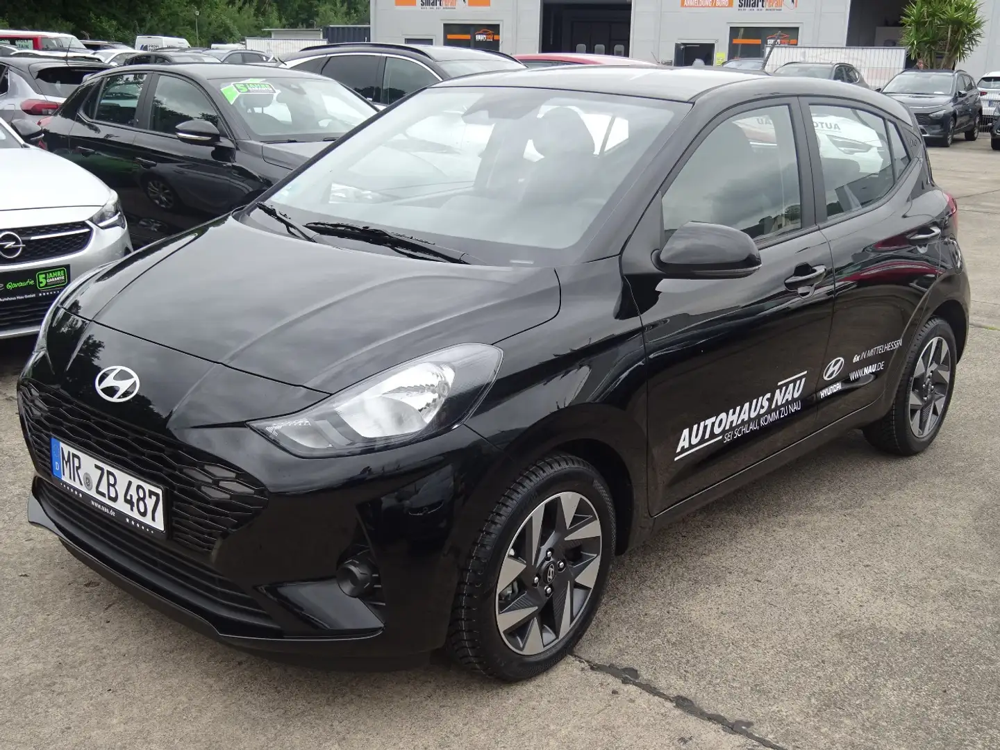 Hyundai i10 1.2 Trend +FLA SpurH KlimaA Navi PDC KAM Schwarz - 2