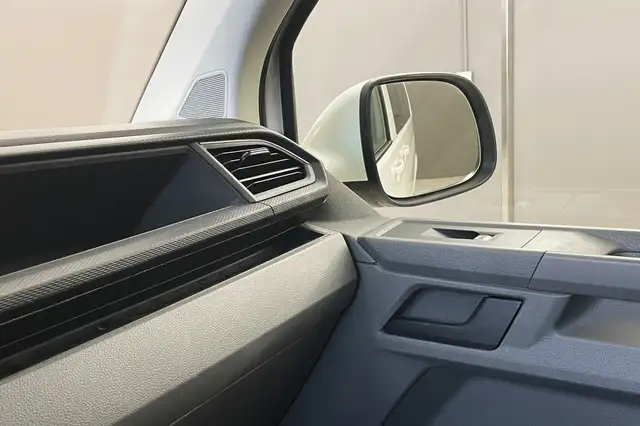Volkswagen Caravelle view 11