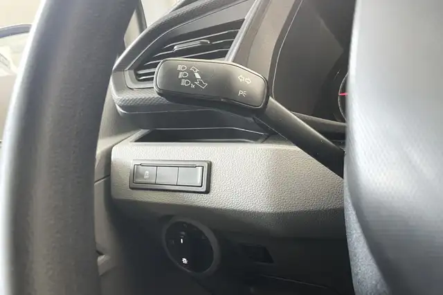 Volkswagen Caravelle view 12
