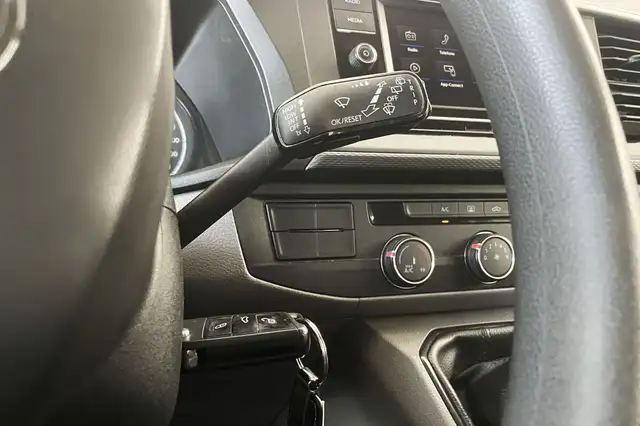 Volkswagen Caravelle view 13