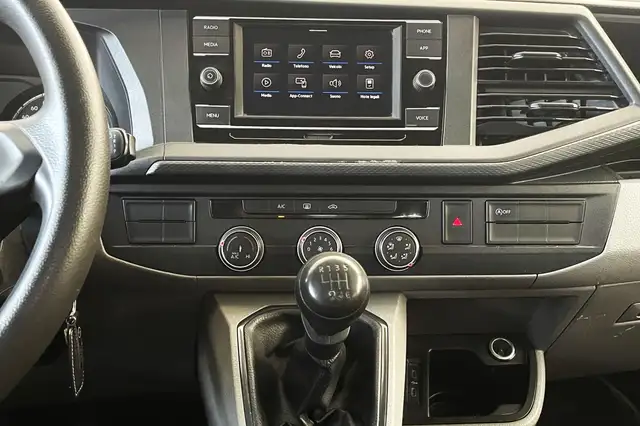 Volkswagen Caravelle view 9