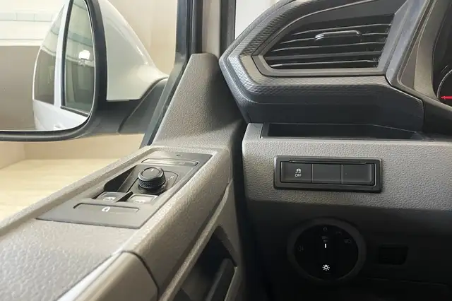 Volkswagen Caravelle view 6