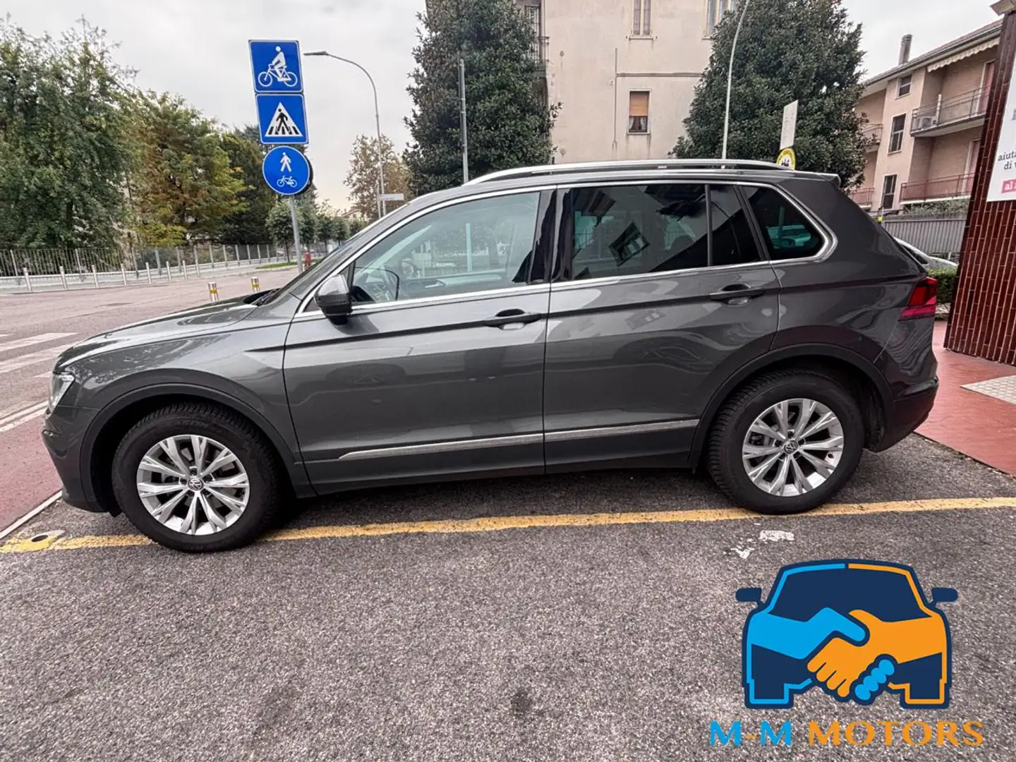 Volkswagen Tiguan 1.4 TSI Business - UNICO PROPRIETARIO Gris - 2