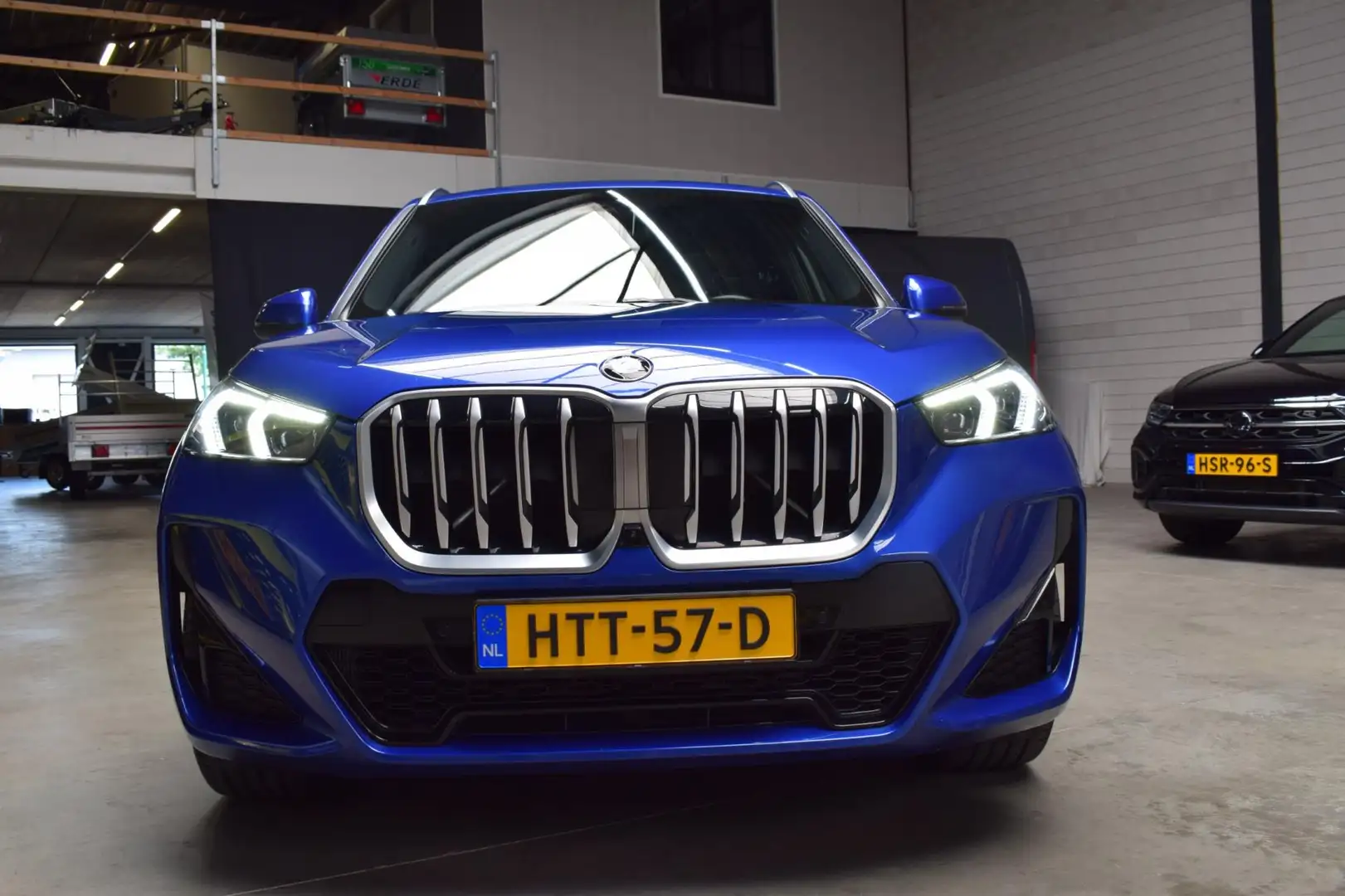 BMW X1 SDrive20i M Sport Pack vol stoelmassage/trekhaak Blauw - 2