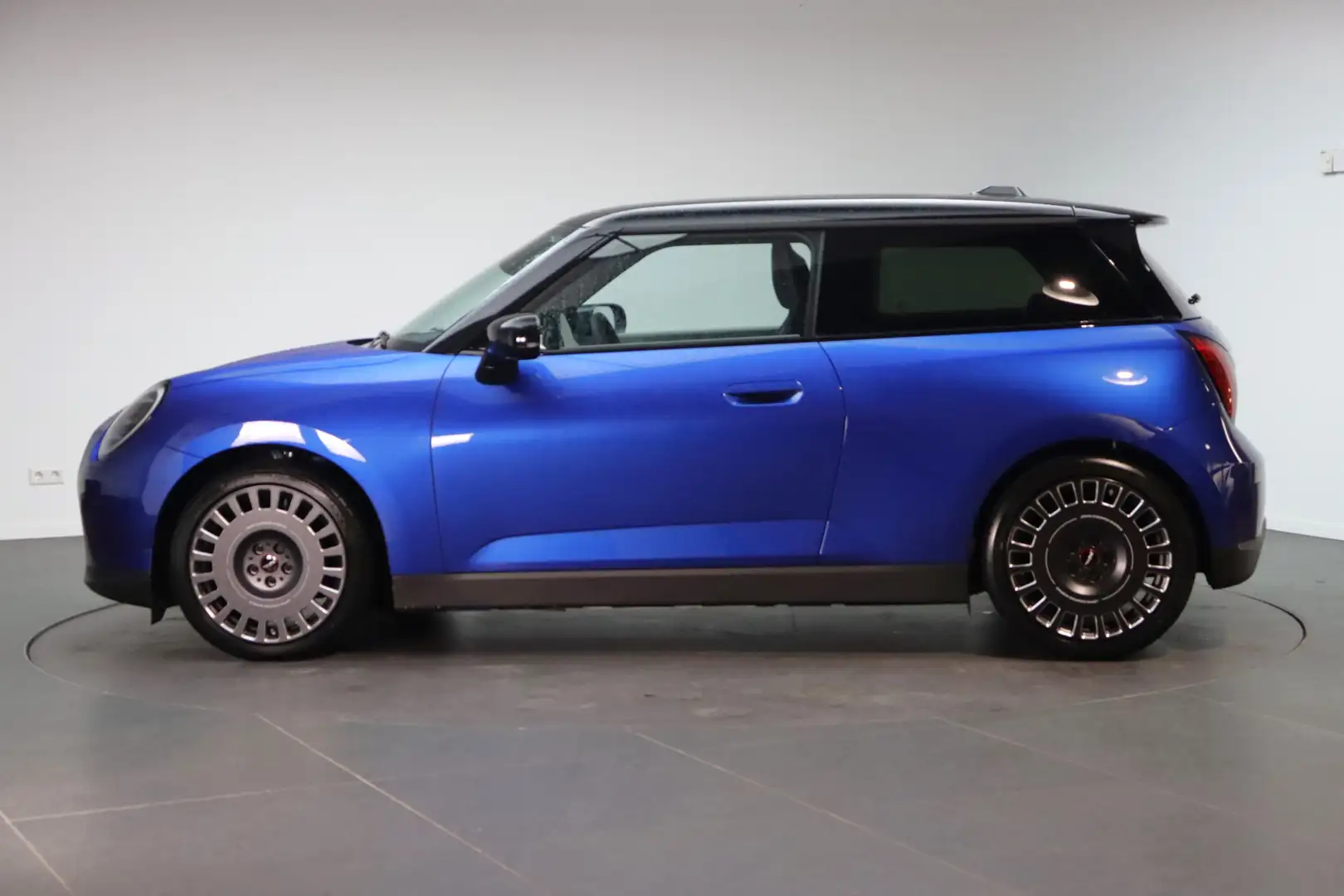 MINI Cooper E Hatchback / Favoured  / Pakket M / 18 inch Slide S Azul - 2