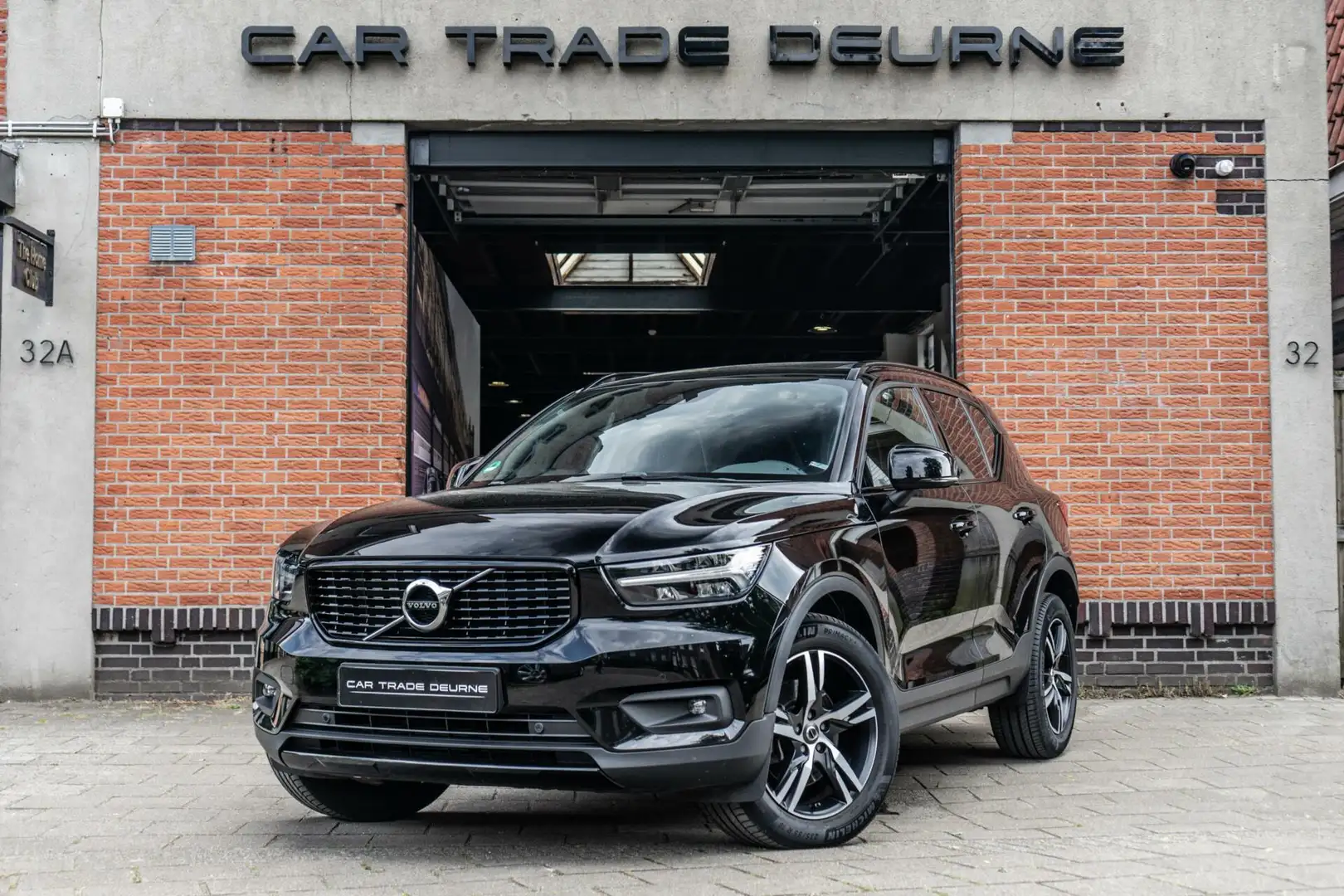 Volvo XC40 2.0 T4 R-Design Pano / Camera / ACC Schwarz - 1