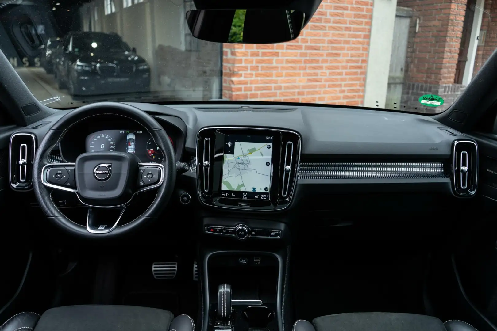 Volvo XC40 2.0 T4 R-Design Pano / Camera / ACC Schwarz - 2