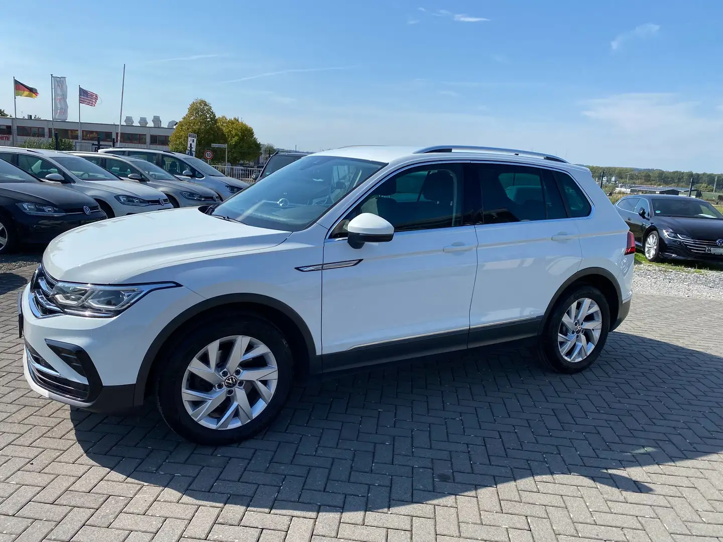 Volkswagen Tiguan Elegance. DSG.Xenon. AHK.DAB. NAVI Leder Alcantara Weiß - 1