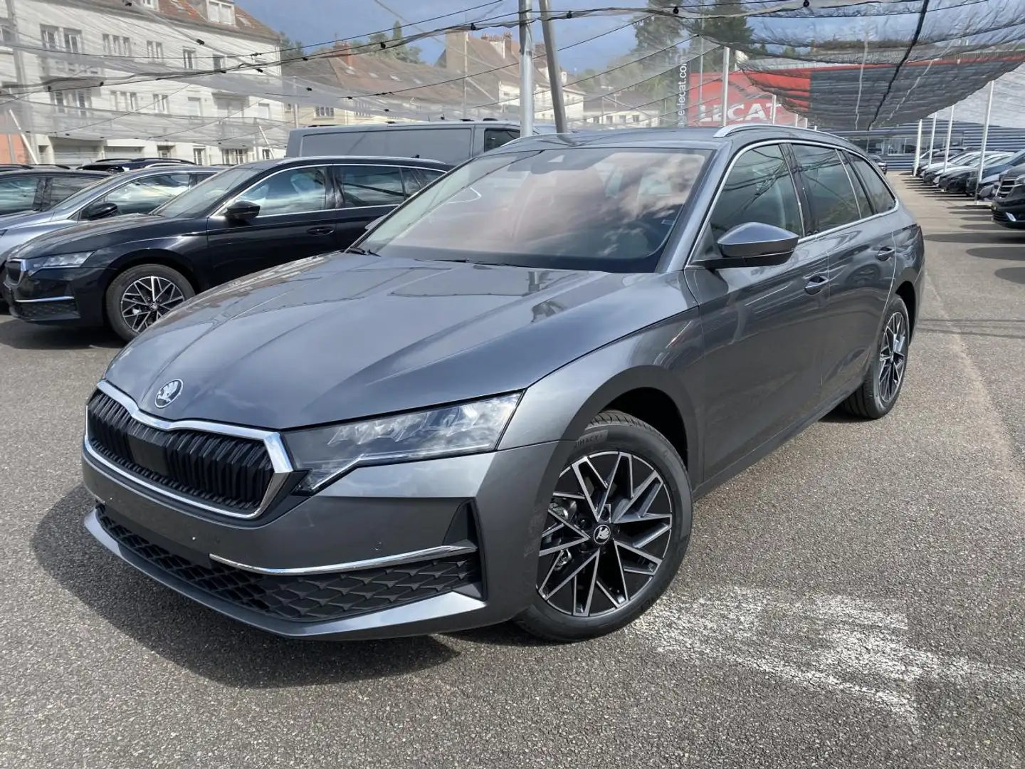Skoda Octavia IV (2) COMBI 2.0 TDI 150 SELECTION DSG7 PACK CONFORT / HIVER Gris - 1