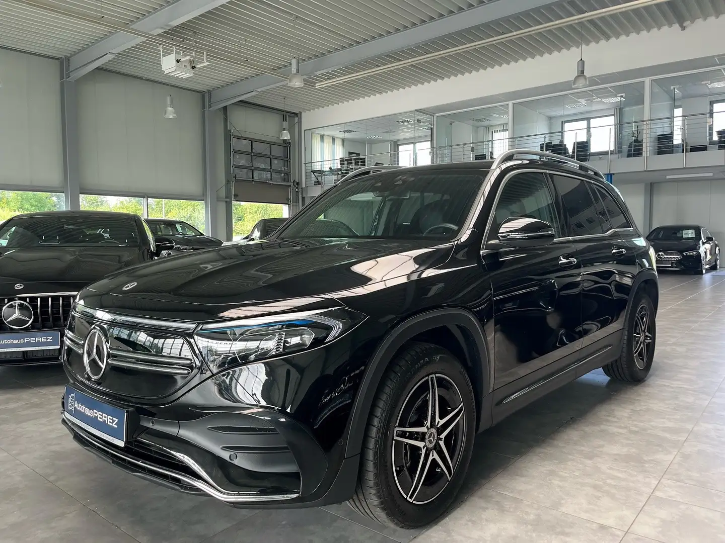 Mercedes-Benz EQB 350 AMG DISTRONIC-KAMERA-KEYLESS-MBUX Schwarz - 2