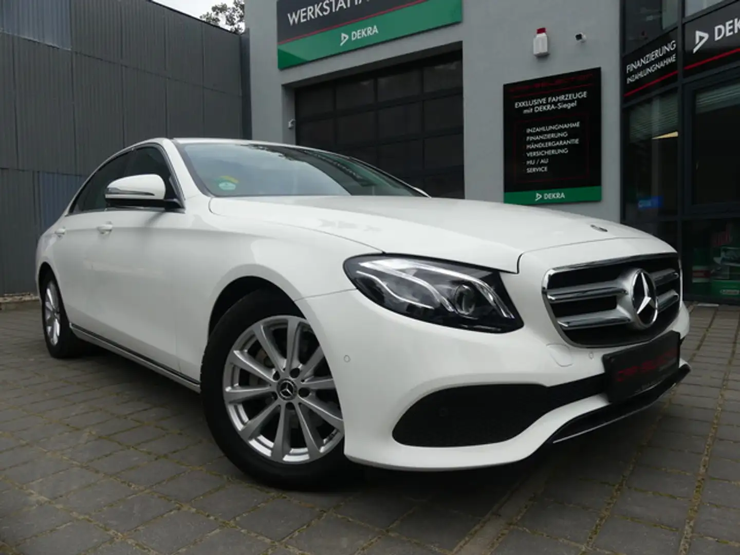 Mercedes-Benz E 220 d Limousine AVANTGARDE LED/KAM/TOTWIN/17" Weiß - 1