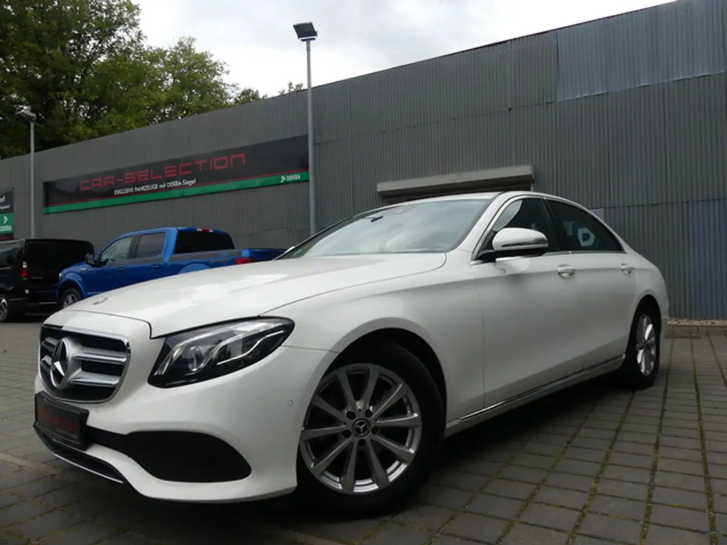 Mercedes-Benz E 220 d Limousine AVANTGARDE LED/KAM/TOTWIN/17" Weiß - 2