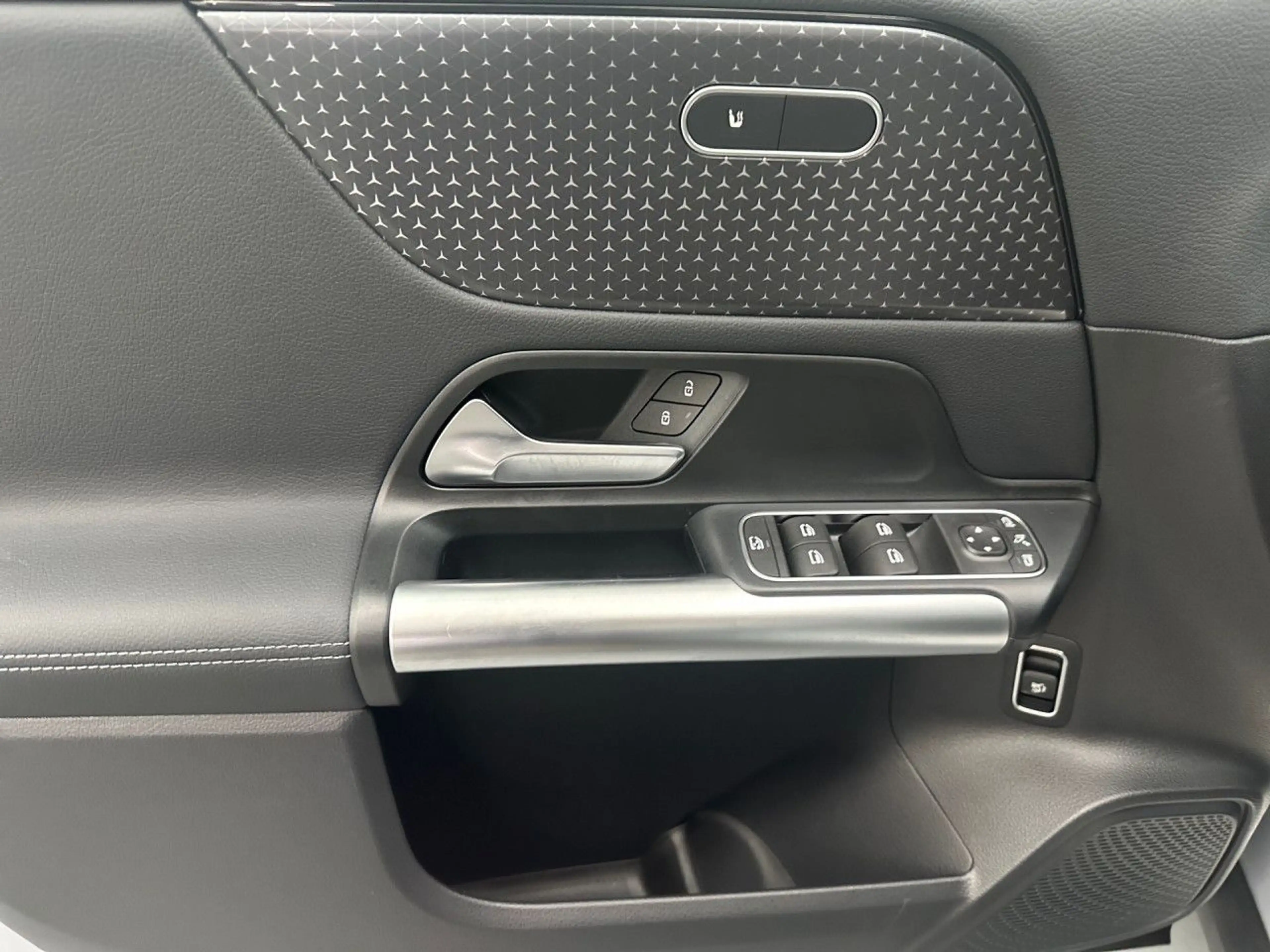 Mercedes-Benz GLA 180 Progressive KAMERA+LANEASSIST+SHZ+DAB — photo 15