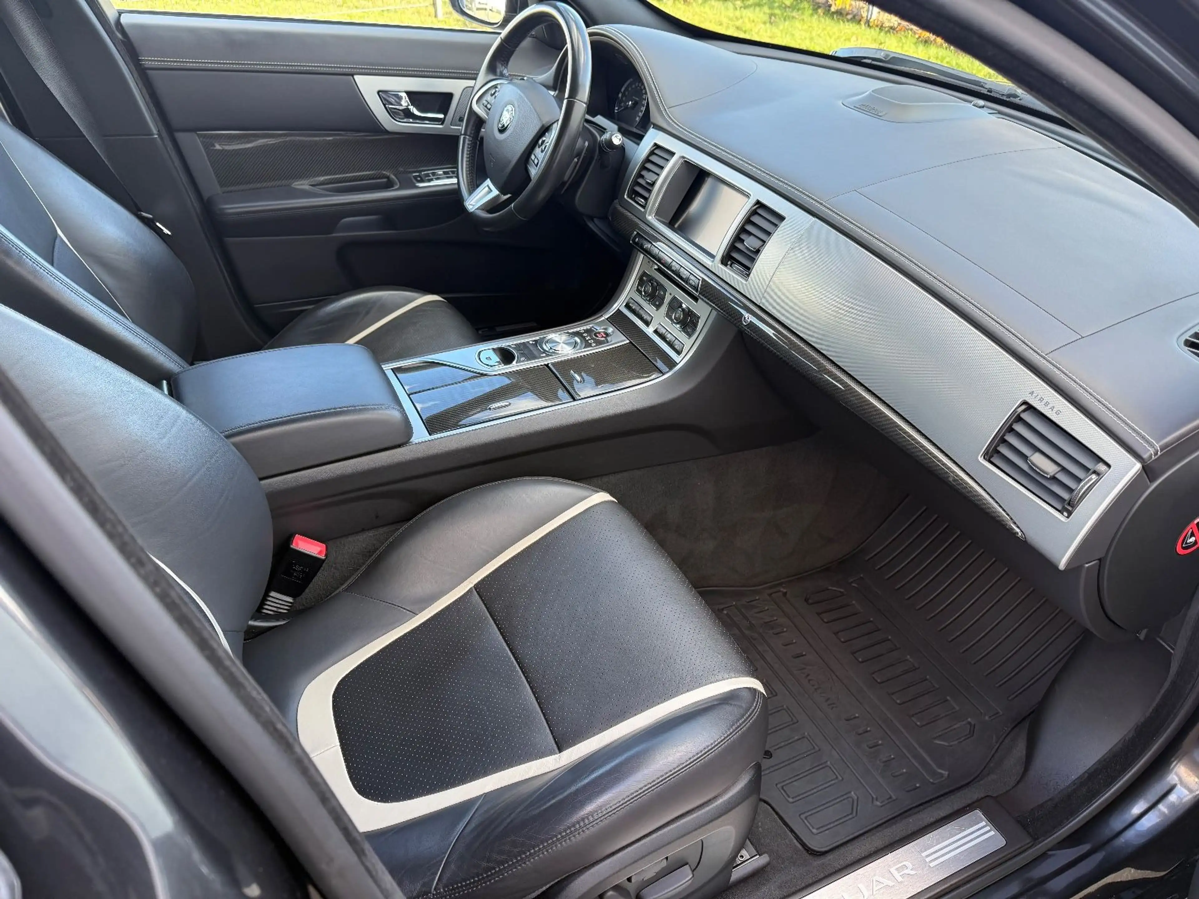 Jaguar XF 3.0 V6 Diesel — photo 15