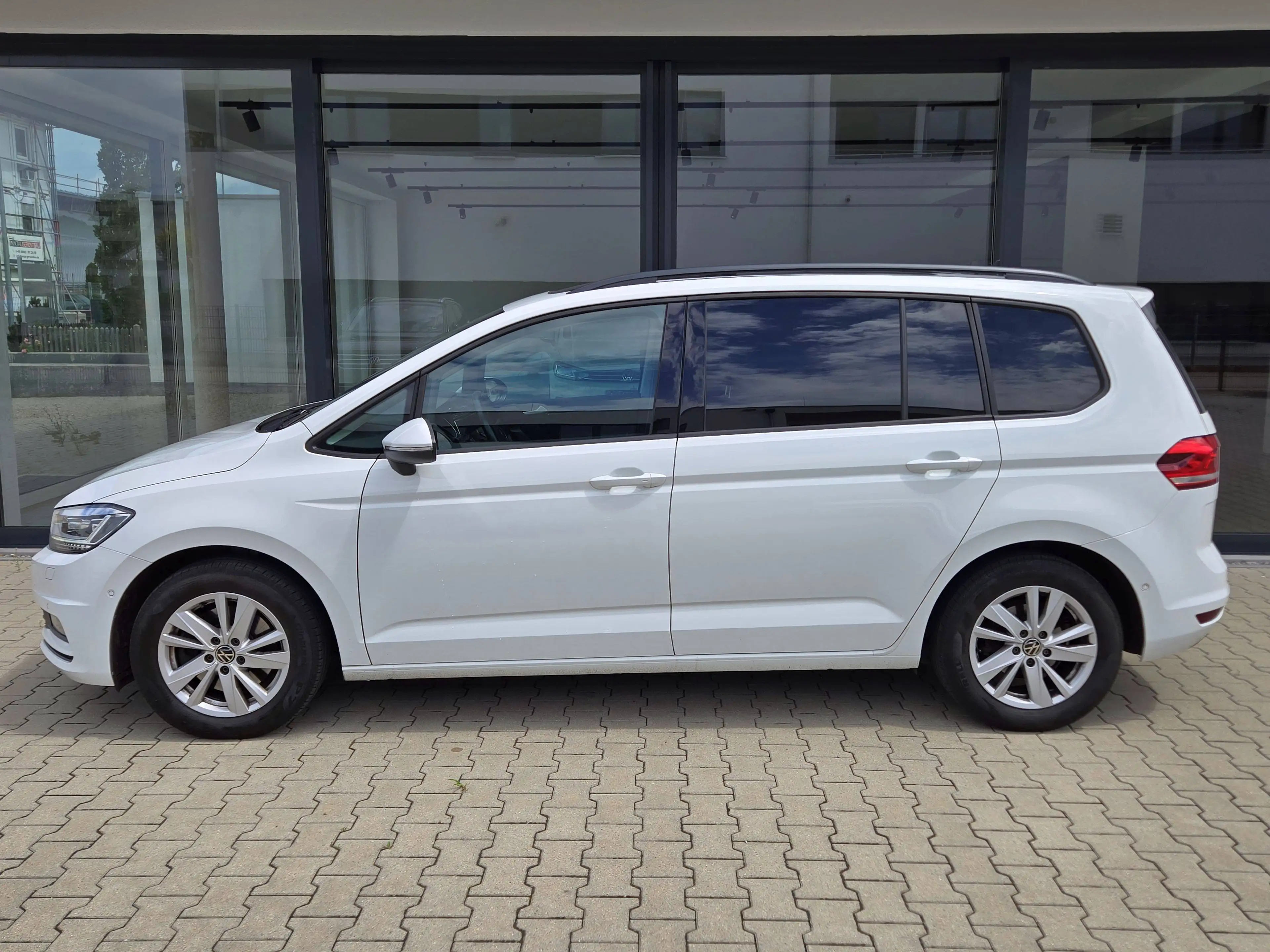 Volkswagen Touran 2.0TDI Panorama|7-Sitzer|Keyless|Standheizung Kamera — photo 4