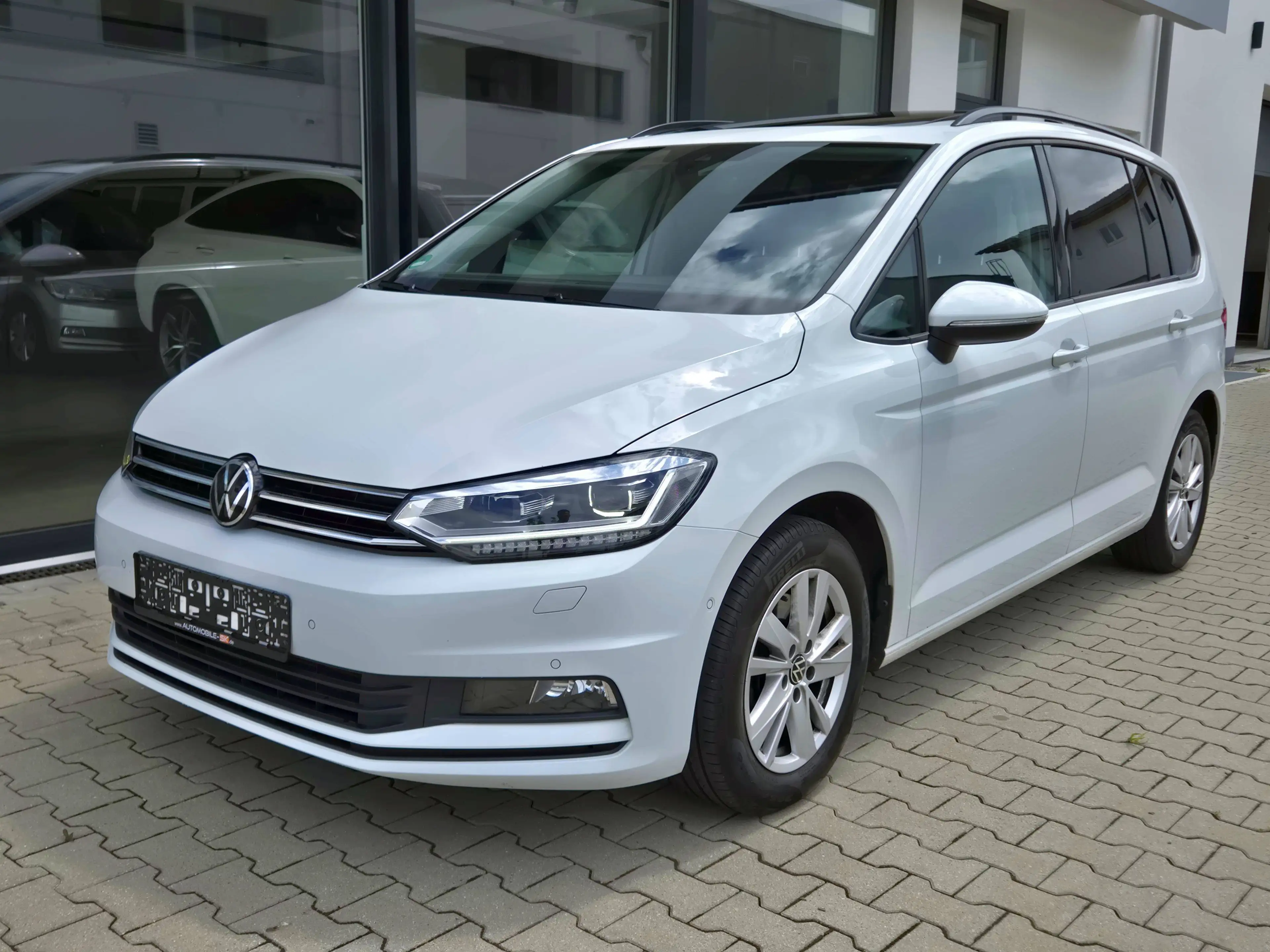 Volkswagen Touran 2.0TDI Panorama|7-Sitzer|Keyless|Standheizung Kamera — photo 2