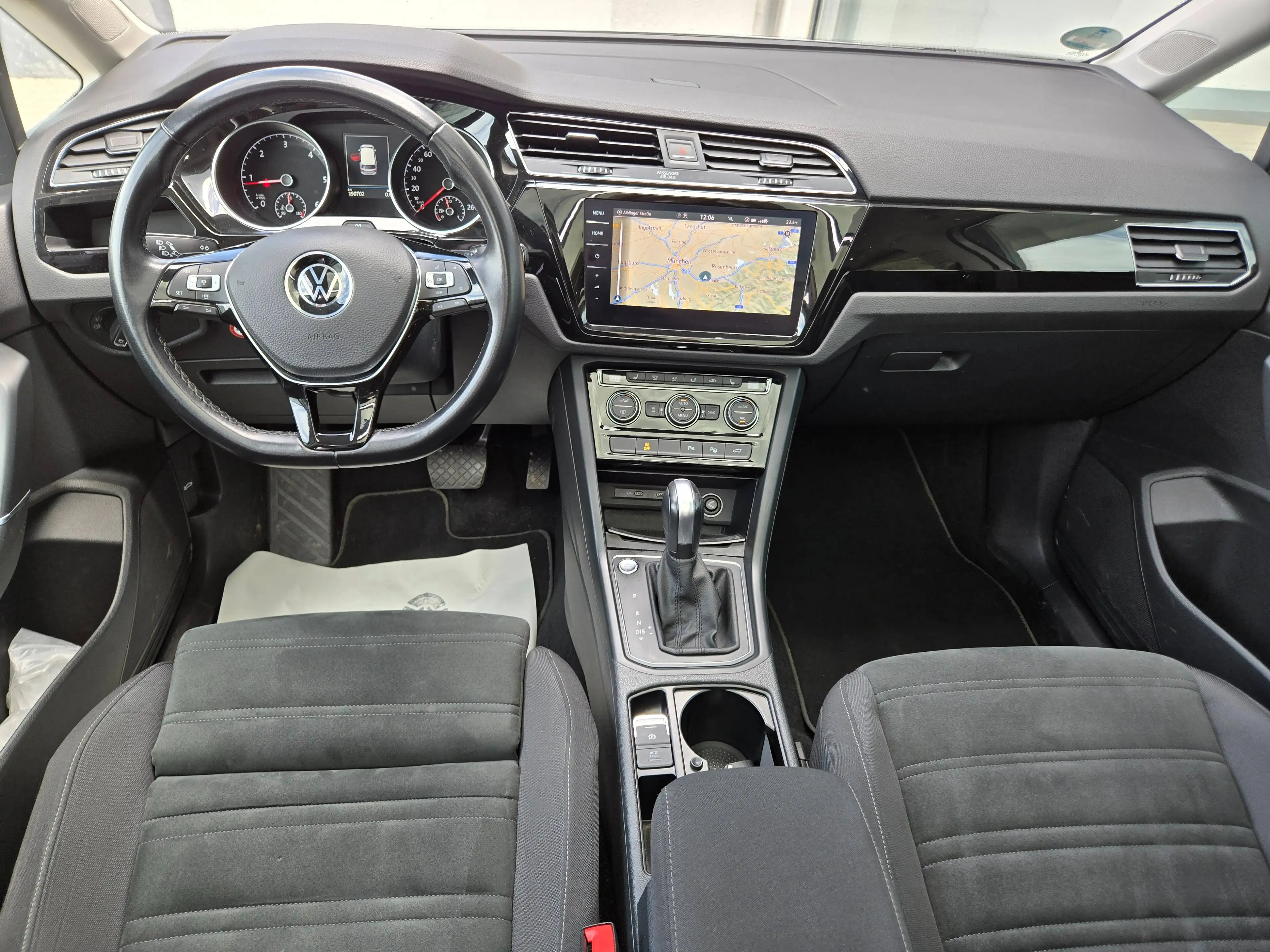 Volkswagen Touran 2.0TDI Panorama|7-Sitzer|Keyless|Standheizung Kamera — photo 14