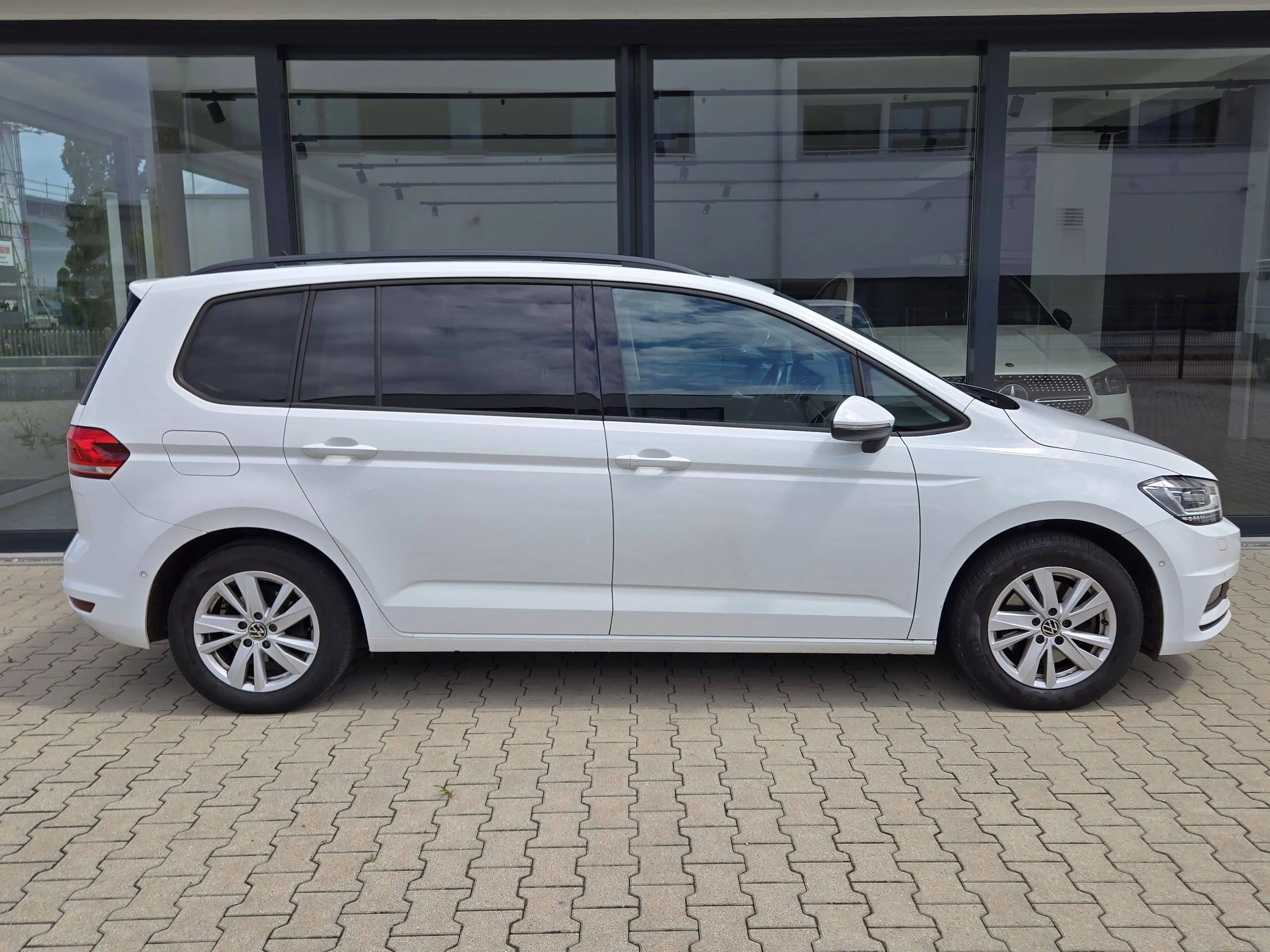 Volkswagen Touran 2.0TDI Panorama|7-Sitzer|Keyless|Standheizung Kamera — photo 7