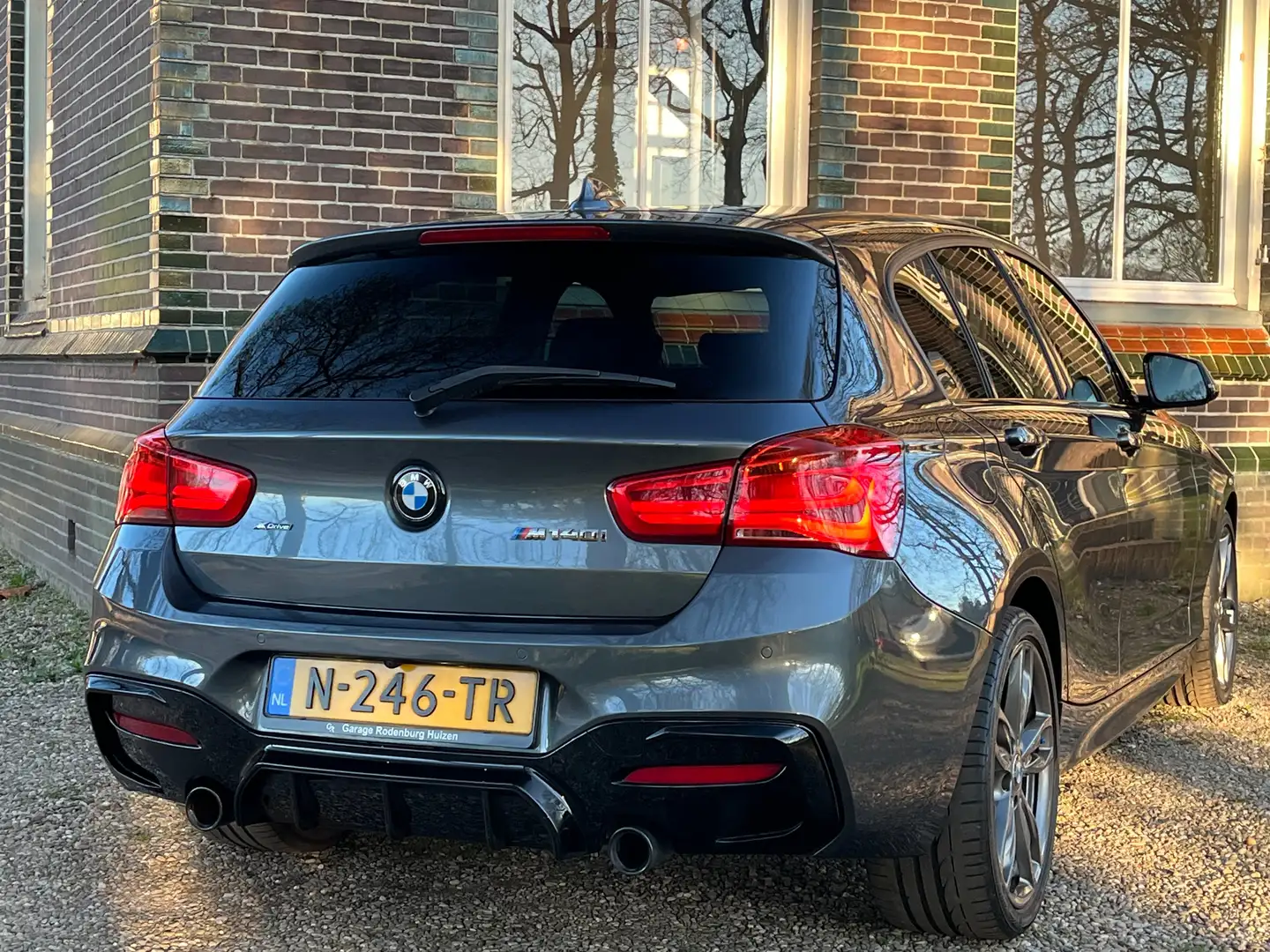BMW 140 M140i Xdrive High Executive*LED*CAM*CARPLAY*ECC* Grijs - 2