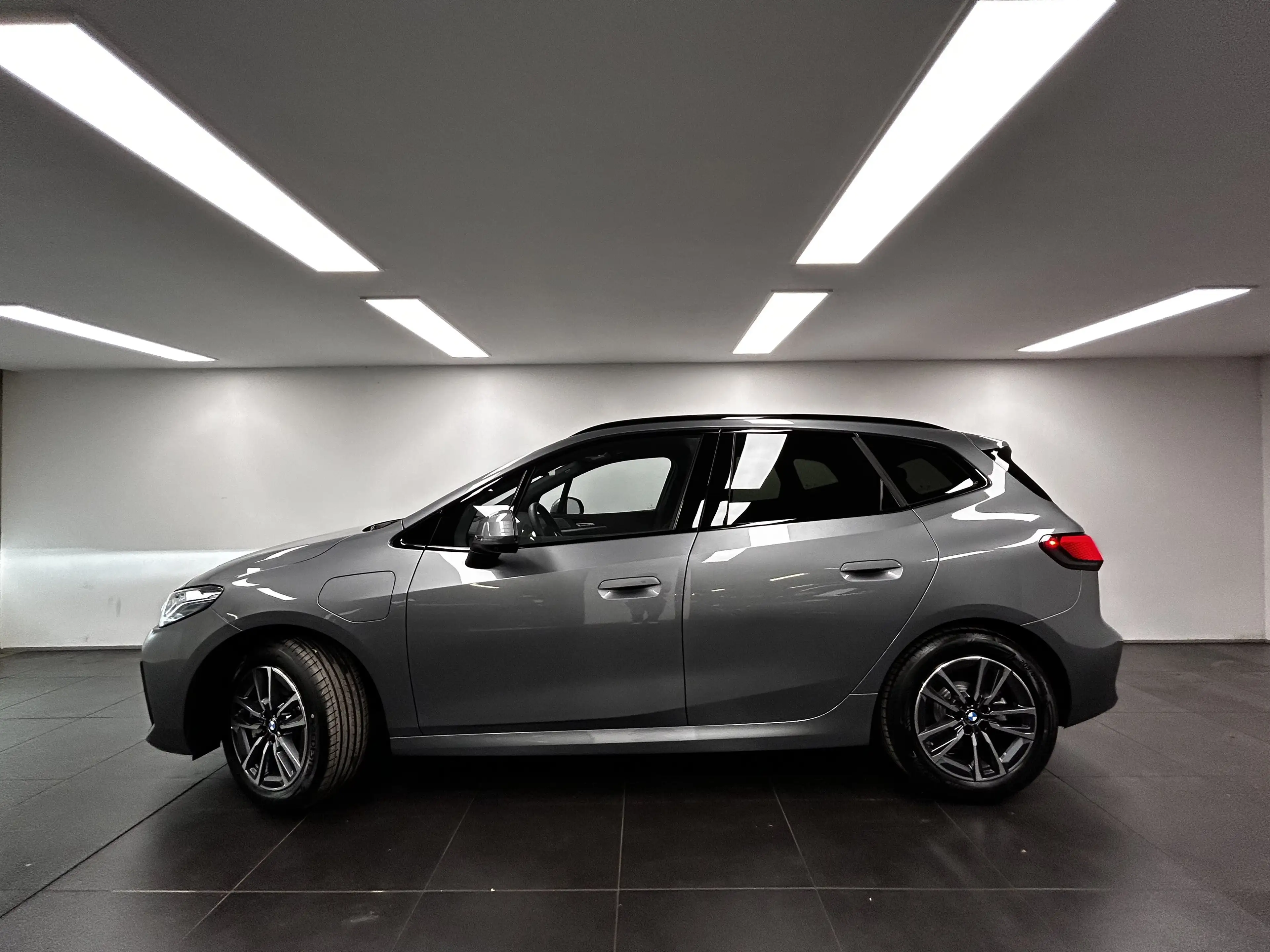 BMW 230 e xDrive Active Tourer — photo 2
