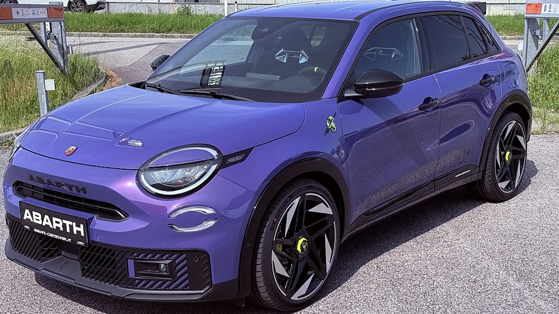 Abarth 600e 54kWh Scorpionissima Violett - 1