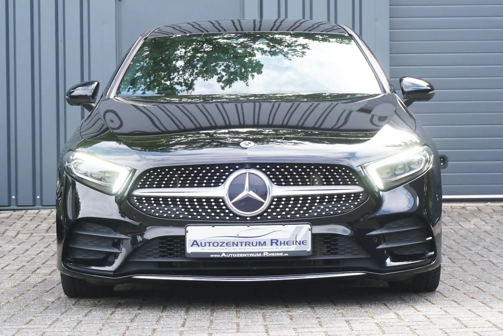 Mercedes-Benz A 220 AMG 4Matic Lim Pano Multibeam Memory 360° Schwarz - 2