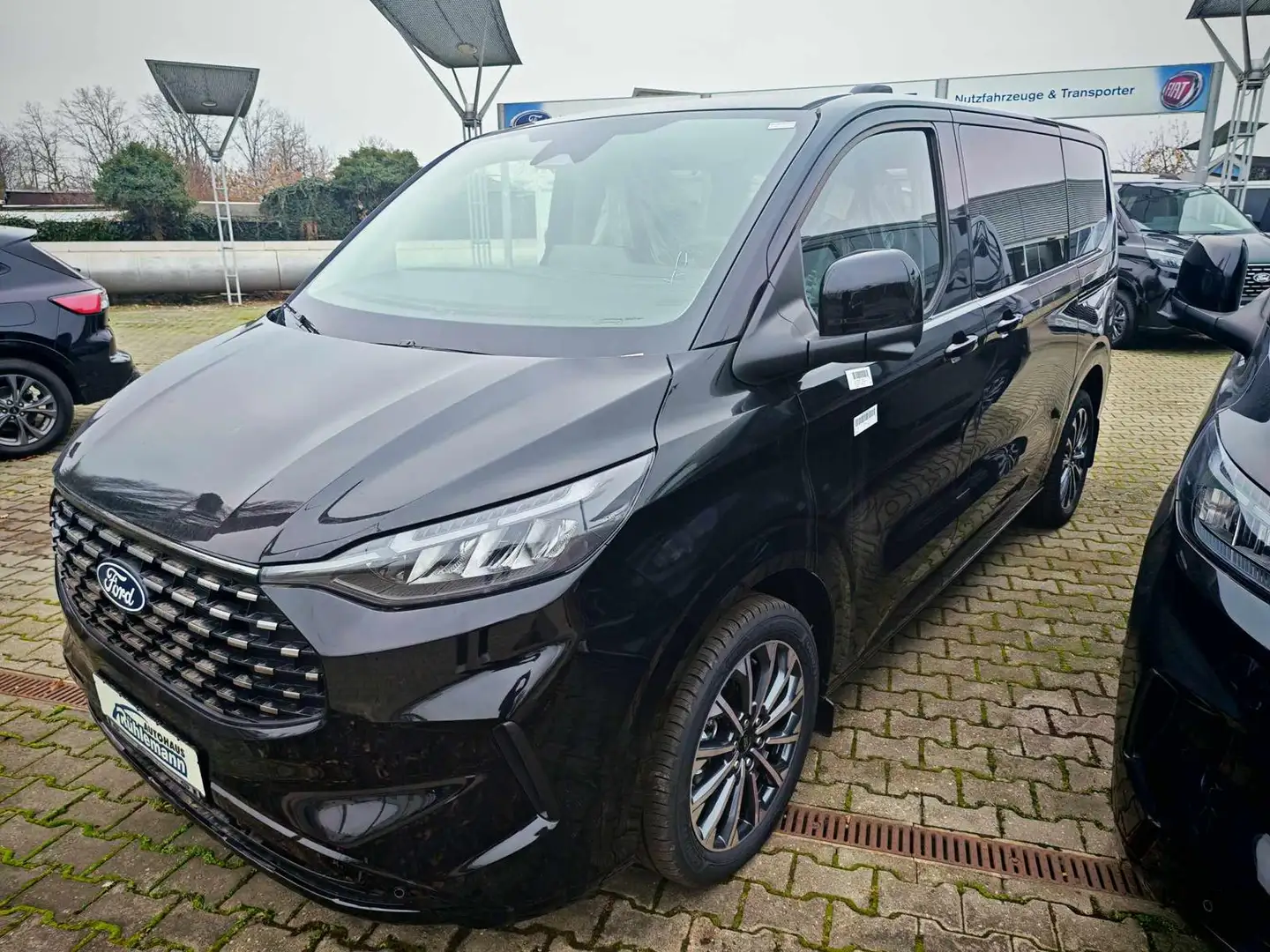 Ford Tourneo Custom TiTANIUM X L1 AUTOMATIK VOLL AHK LEDER LED B&O-SOU Schwarz - 2